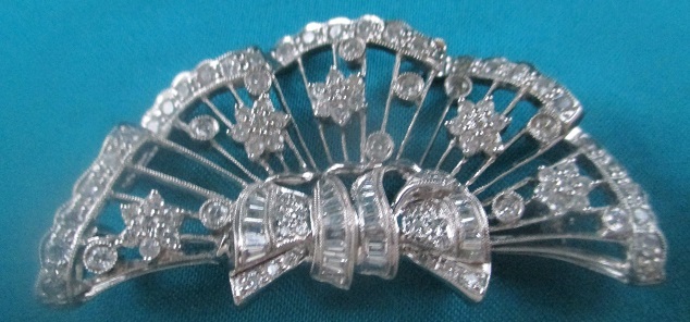 xxM1243M White gold 2,6 ct Diamond Brooch,Takst-Valuation N.Kr.45 000